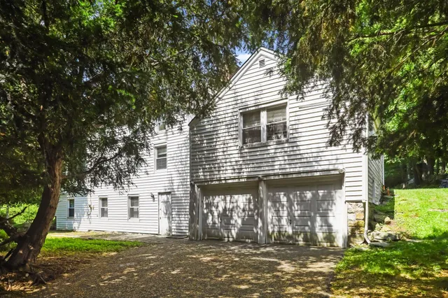 a view of a house with backyard and garden