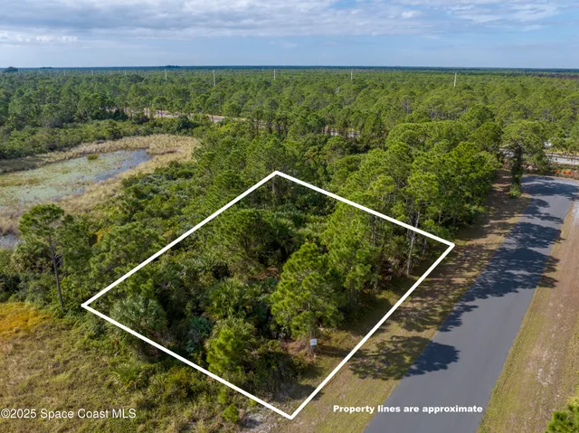 a view of a tennis court