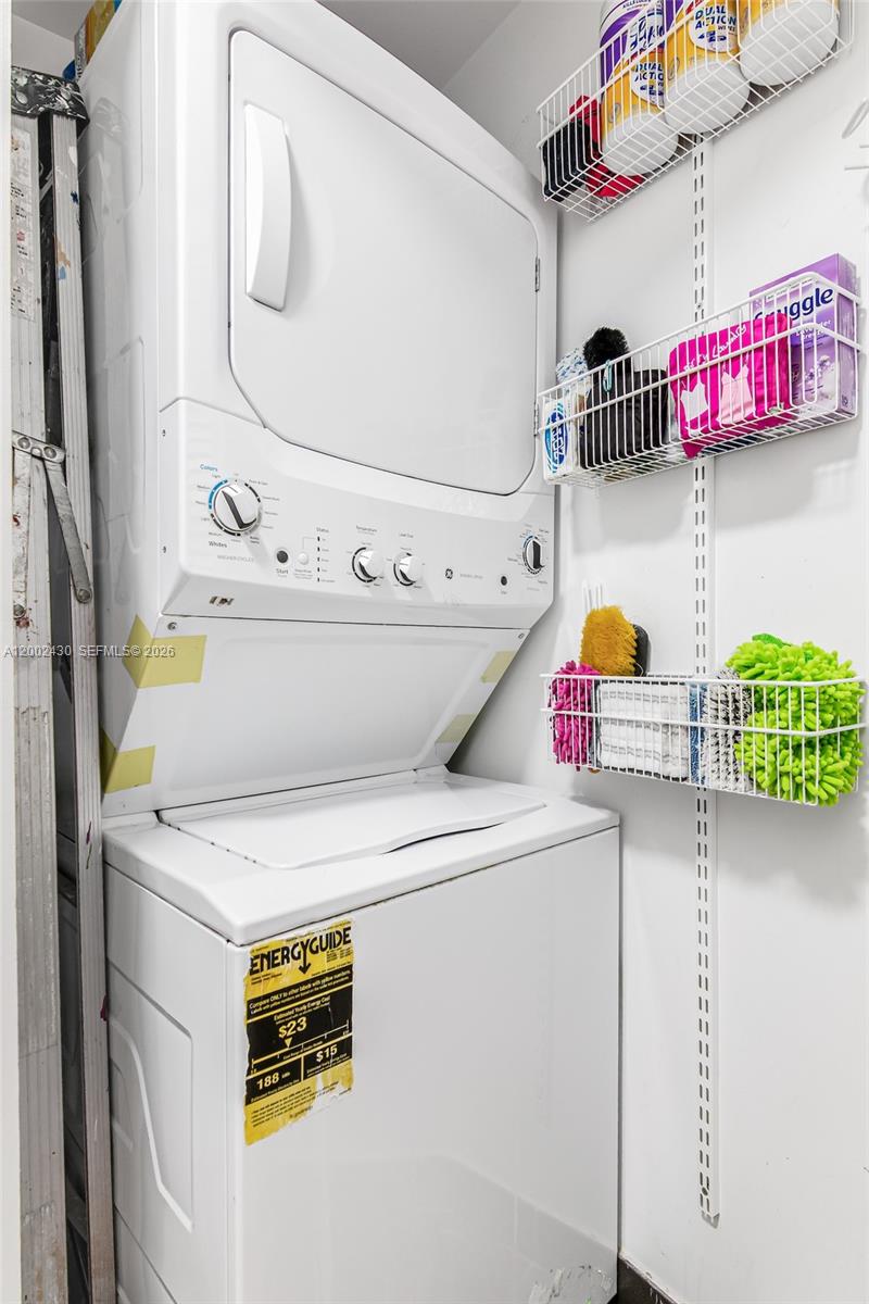 79 Southwest 12th Street, Unit 2107S Miami, FL 33130 - Photo 34 of 47 a utility room with dryer and washer