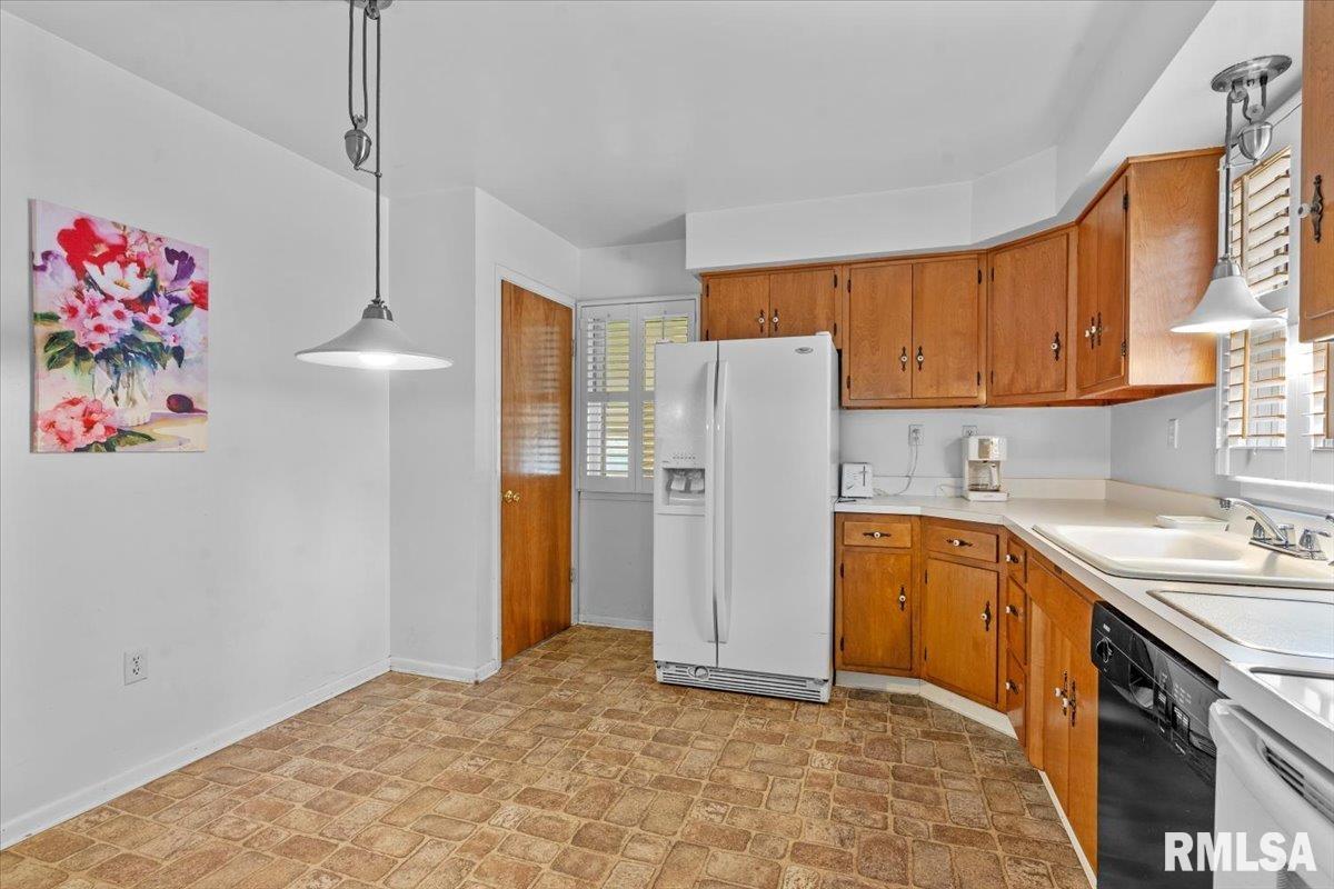 2424 Holmes Avenue Springfield, IL 62704 - Photo 12 of 37