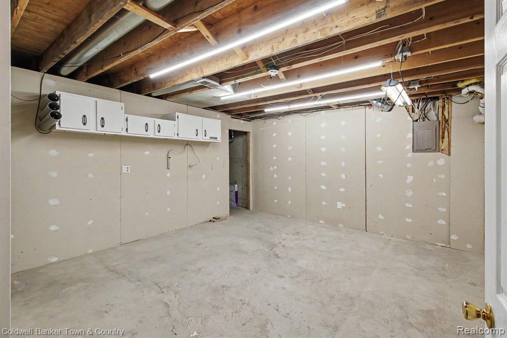 332 Triangle Lake Road Howell, MI 48843 - Photo 19 of 27