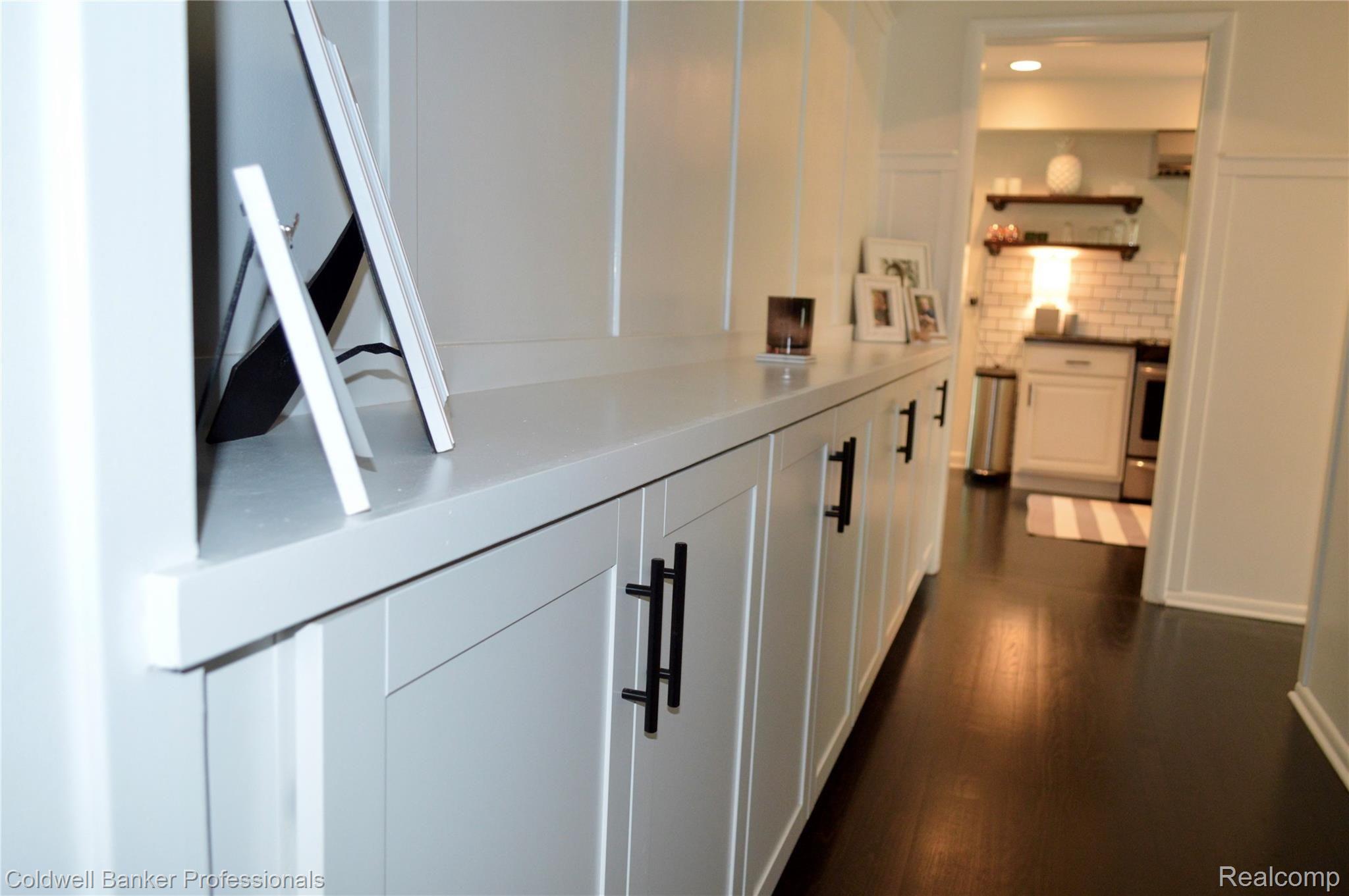 34501 Quaker Valley Road Farmington, MI 48331 - Photo 18 of 43 Gorgeous New Wainscoting and Built-in Cabinetry