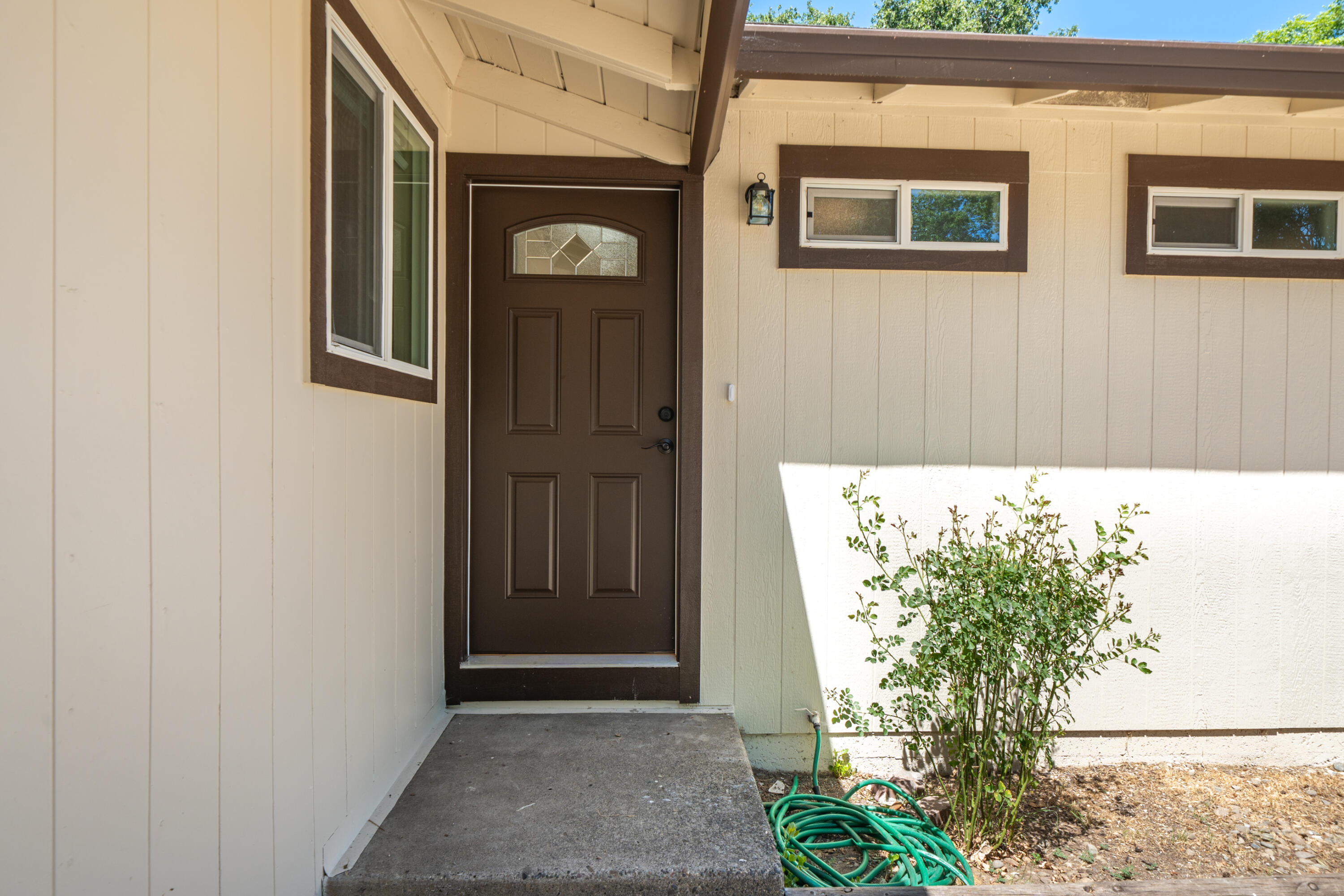 5867 Bell Road Redding, CA 96001 - Photo 2 of 37 Front door