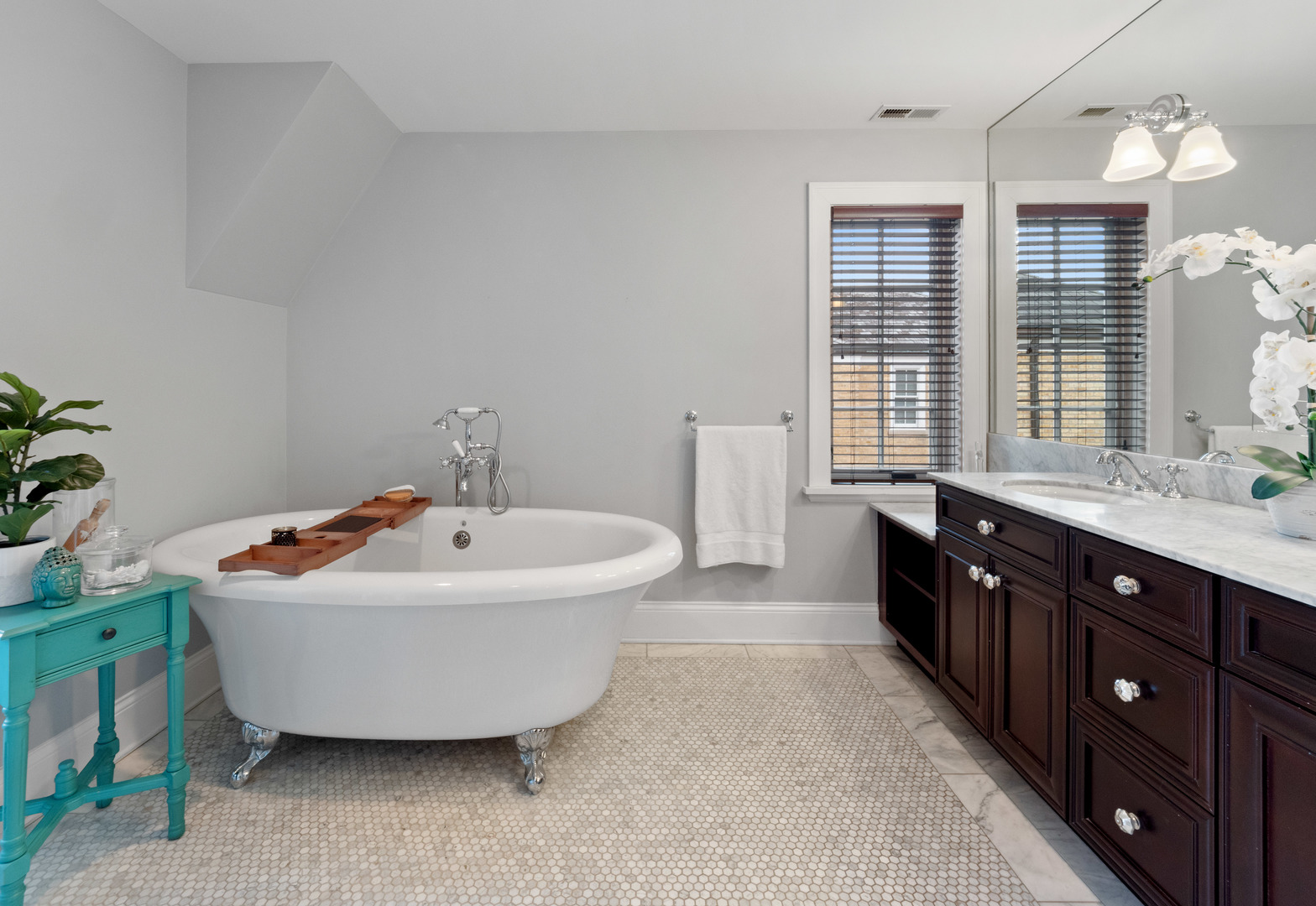 611 Wisner Street Park Ridge, IL 60068 - Photo 17 of 36 a spacious bathroom with a tub double sink and a mirror