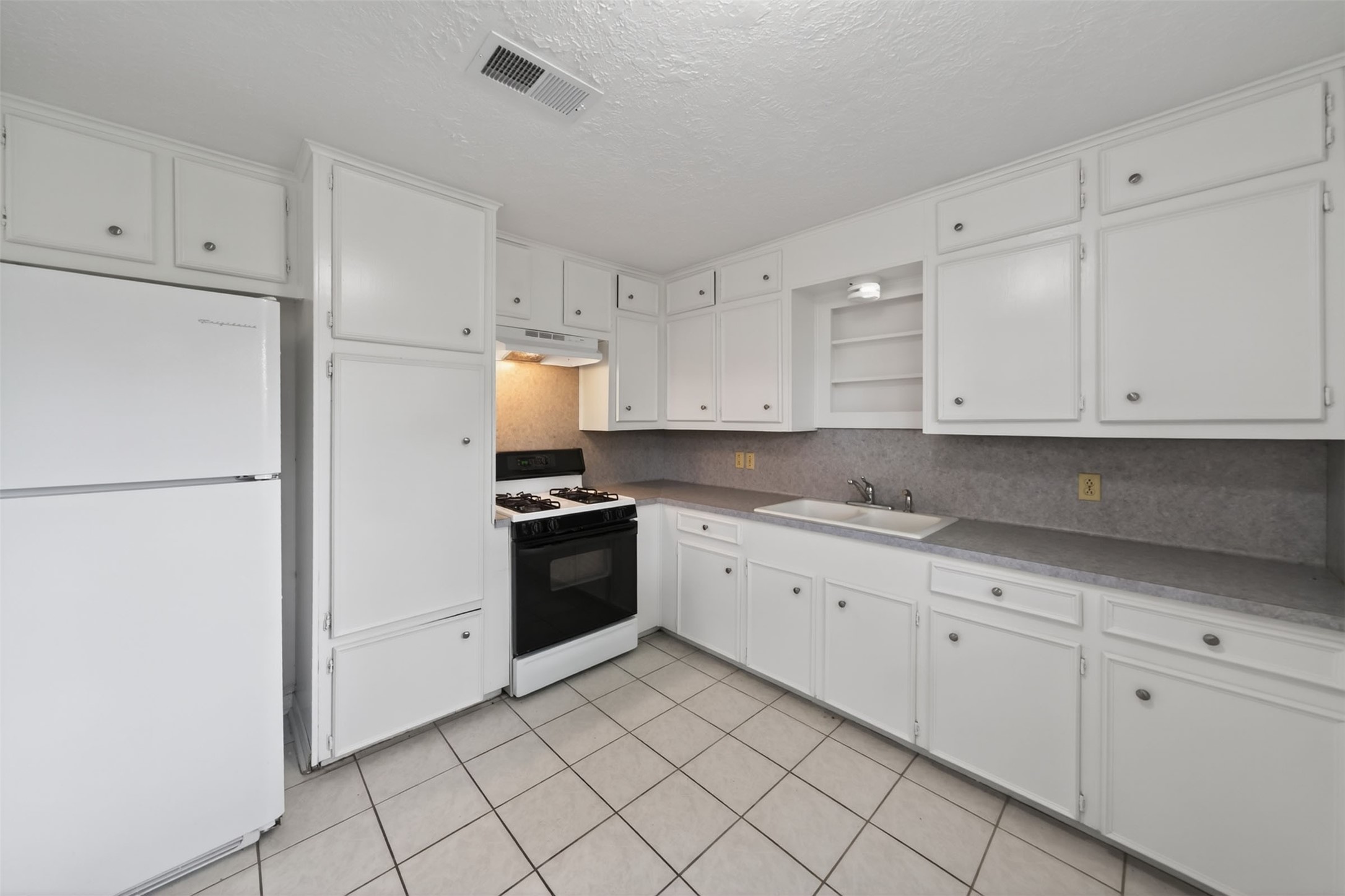 418 Texas Street Tomball, TX 77375 - Photo 17 of 31 (Virtually staged/AI enhanced). Image does not represent actual property as is.
