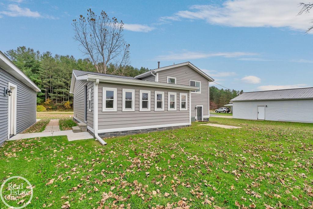 8051 Logana Road Avoca, MI 48006 - Photo 7 of 39