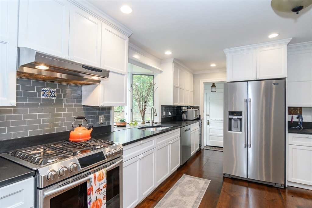 54 Colburn Road Wellesley, MA 02481 - Photo 10 of 26