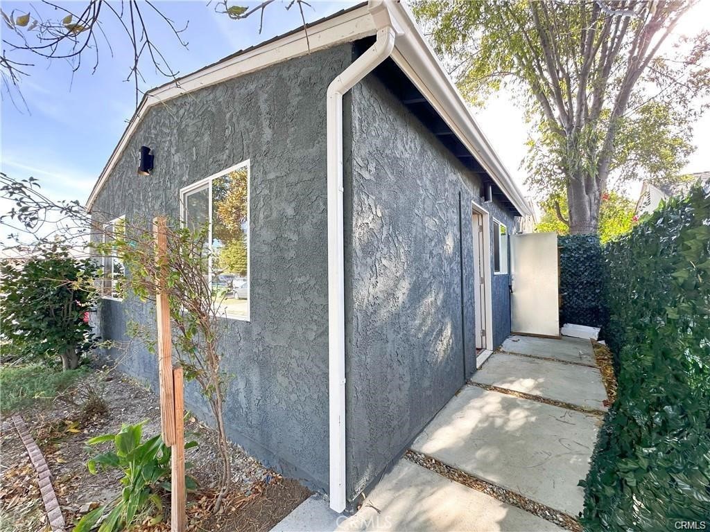 17814 Hemmingway Street Reseda, CA 91335 - Photo 8 of 10 Private entrance