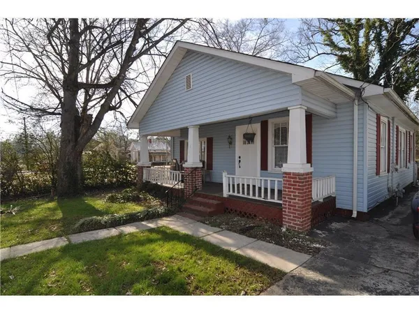 a view of a house with a yard