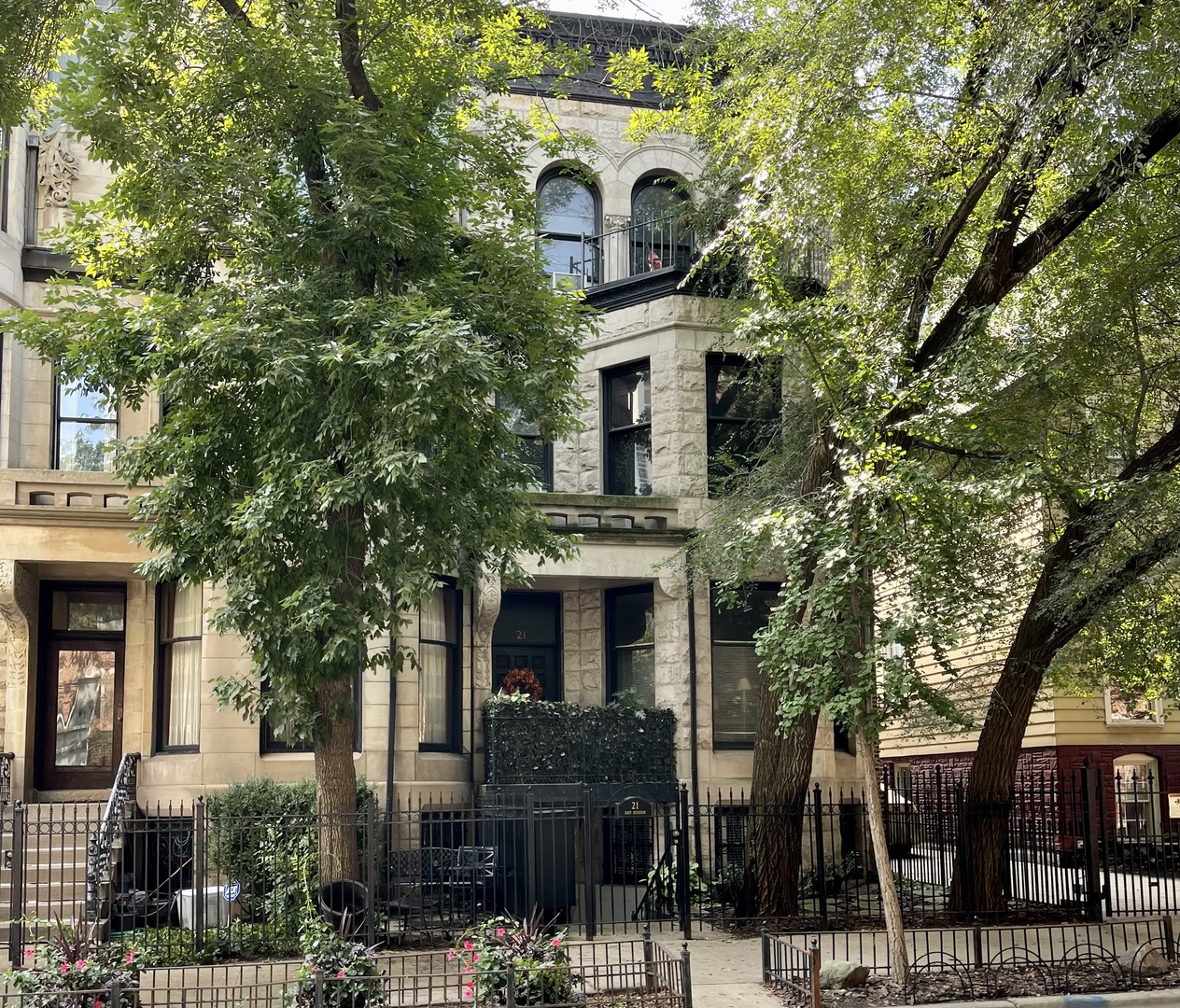 21 East Division Street, Unit 1S Chicago, IL 60611 - Photo 1 of 9