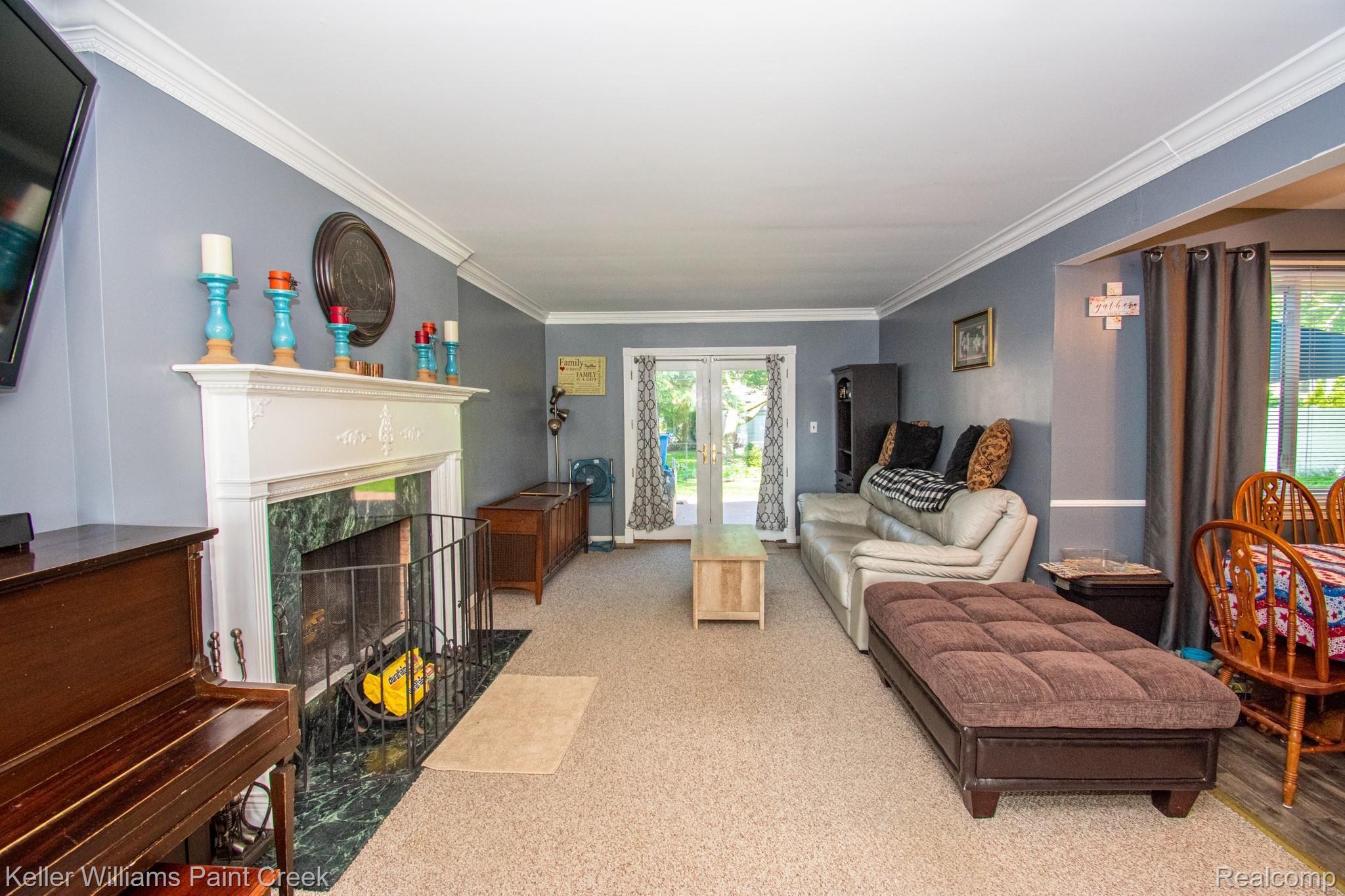 32401 Kelly Road Fraser, MI 48026 - Photo 15 of 39 Family Room.jpg