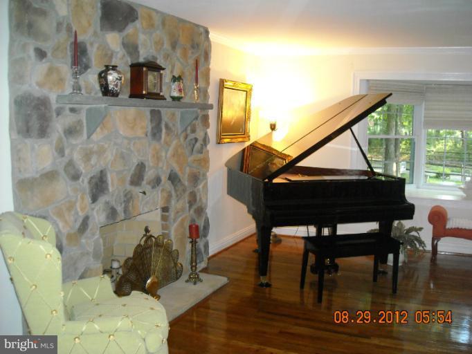 54 Richards Ferry Road Fredericksburg, VA 22406 - Photo 6 of 30 Living Room