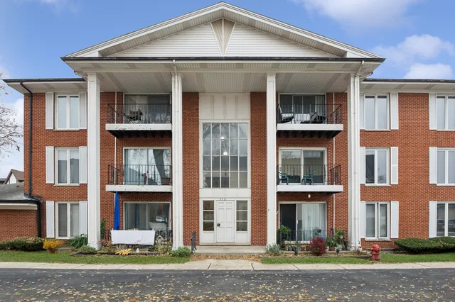 $165,000 | 5721 Circle Drive, Unit 102, Oak Lawn, IL 60453