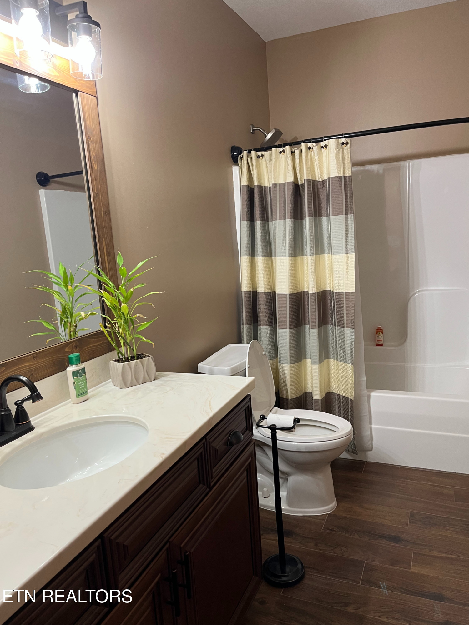 120 Smith Road Corryton, TN 37721 - Photo 22 of 41 Main level bath 2