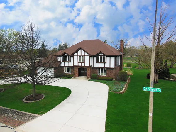 $849,900 | 400 Cardinal Drive, Bloomingdale, IL 60108