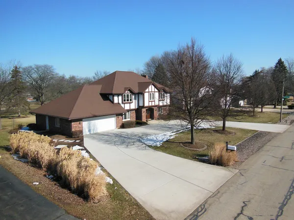 $849,900 | 400 Cardinal Drive, Bloomingdale, IL 60108