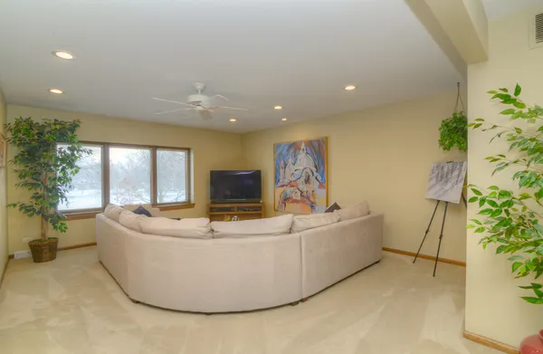 $849,900 | 400 Cardinal Drive, Bloomingdale, IL 60108