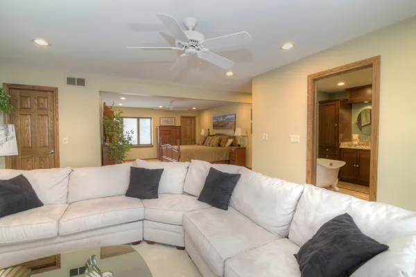 $849,900 | 400 Cardinal Drive, Bloomingdale, IL 60108