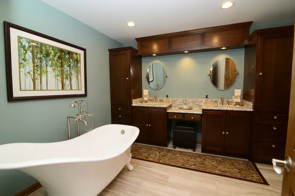 $849,900 | 400 Cardinal Drive, Bloomingdale, IL 60108
