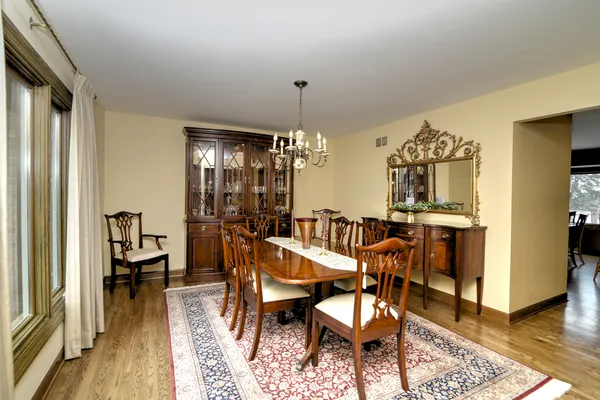 $849,900 | 400 Cardinal Drive, Bloomingdale, IL 60108