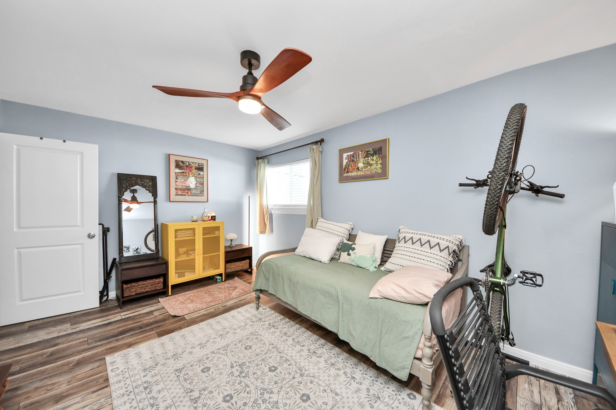 3224 Timmons Lane, Unit 168 Houston, TX 77027 - Photo 20 of 36 a living room with furniture and a window