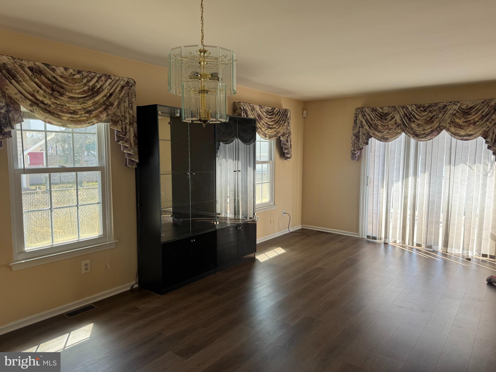 800 Bridgeboro Street Riverside, NJ 08075 - Photo 6 of 21 Living Room