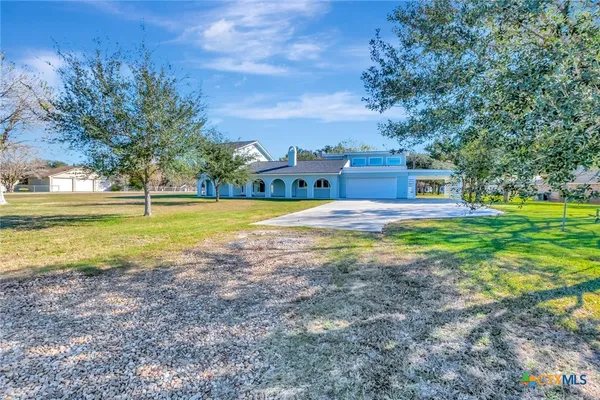$547,750 | 445 Lakeshore Drive, Victoria, TX 77905