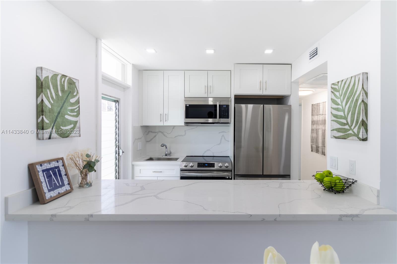1670 Bay Road, Unit 5B Miami Beach, FL 33139 - Photo 6 of 12 Gallery Image 6