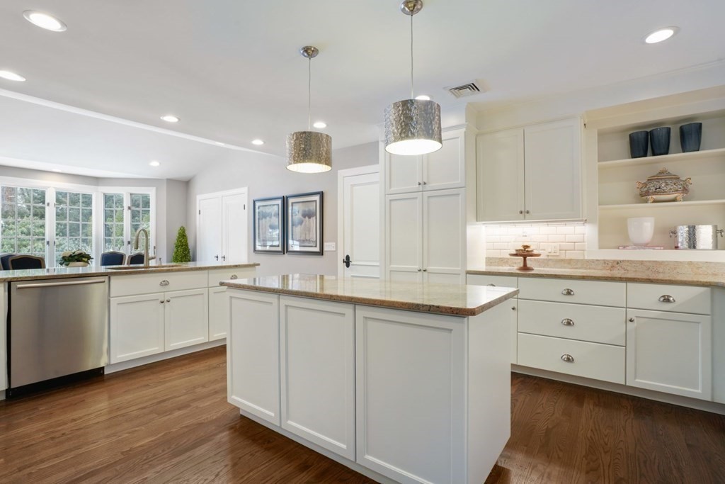4 Woodcliff Road Wellesley, MA 02481 - Photo 17 of 37