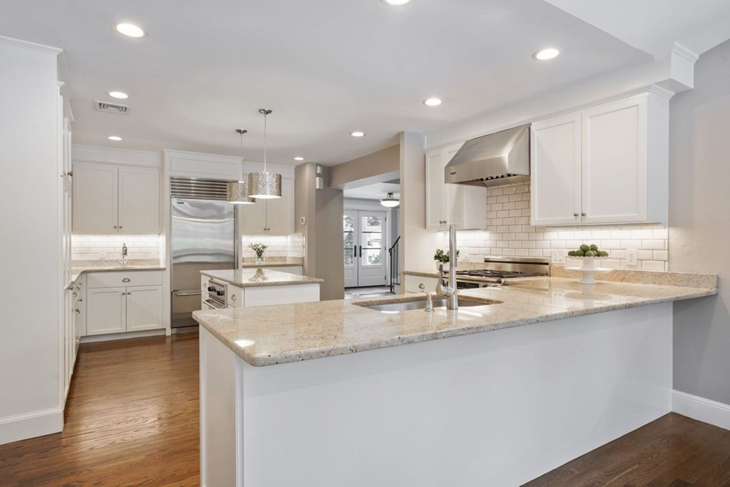 4 Woodcliff Road Wellesley, MA 02481 - Photo 18 of 37
