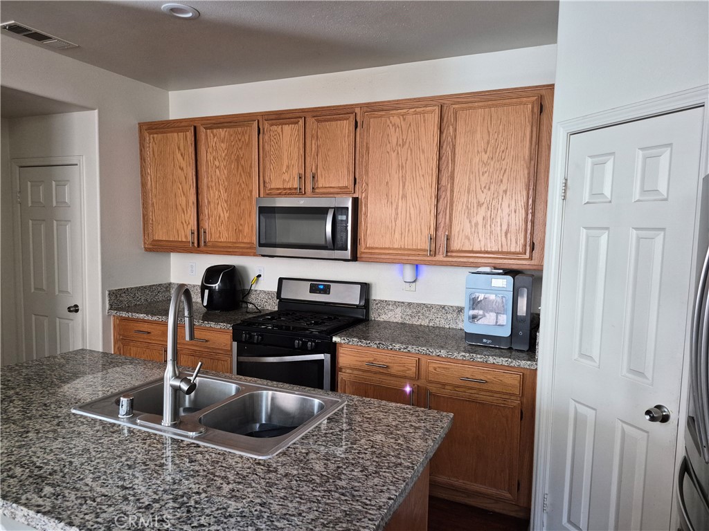 1785 Catania Drive Riverside, CA 92507 - Photo 9 of 47 Granite Kitchen countertops