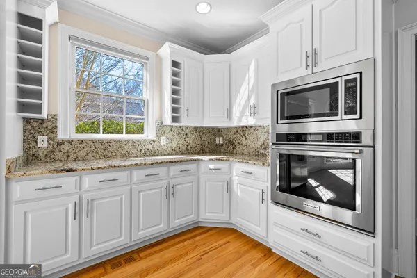 a view of a house with backyard and trees