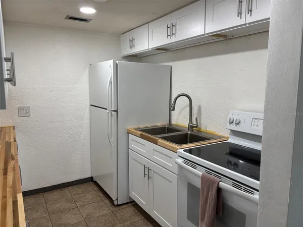 $1,500 | 2020 World Pkwy Boulevard, Unit 10, Clearwater, FL 33763