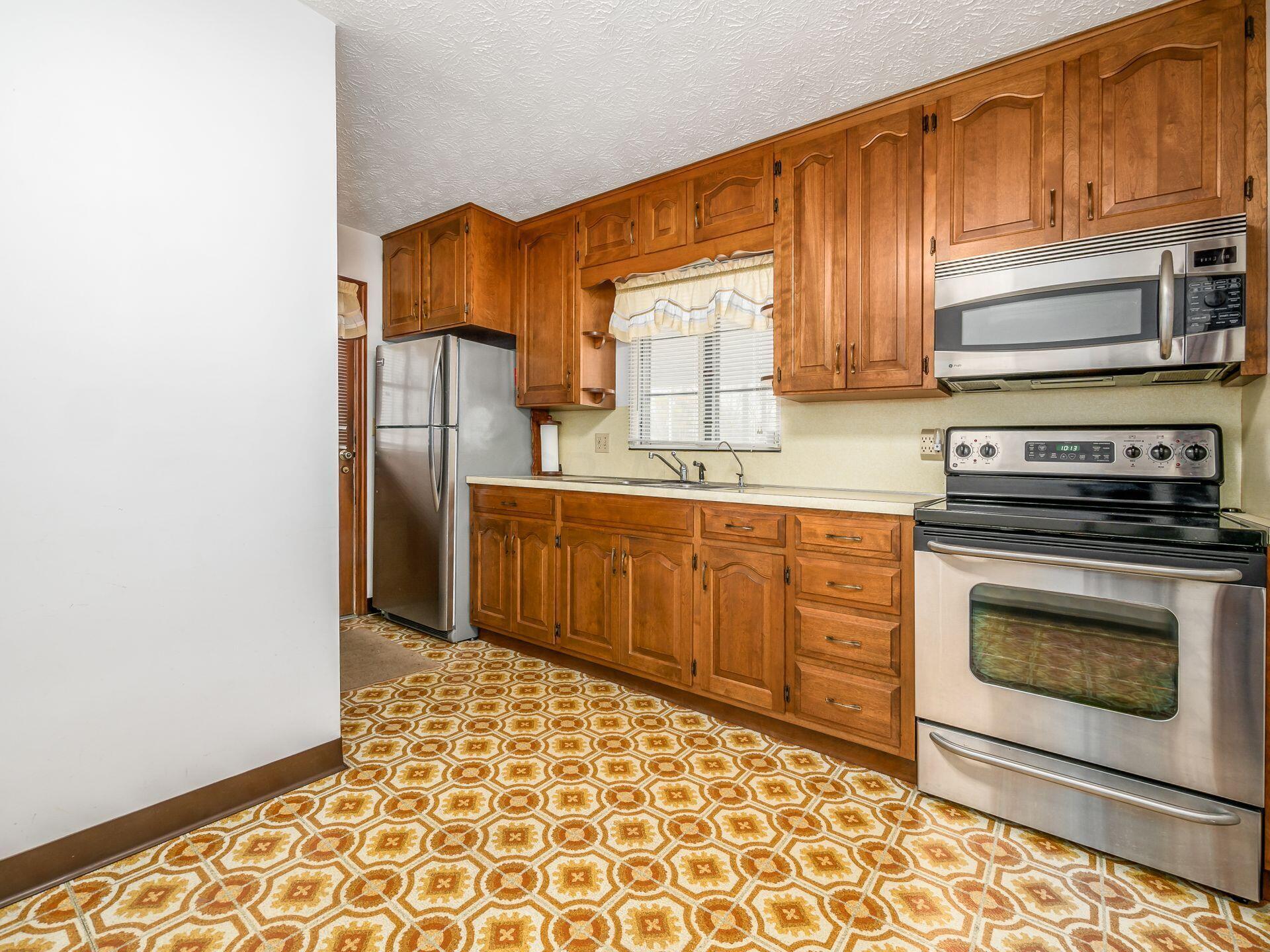 3339 Karl Road Columbus, OH 43224 - Photo 3 of 29 011_b32408_N 3339 Karl Rd 016