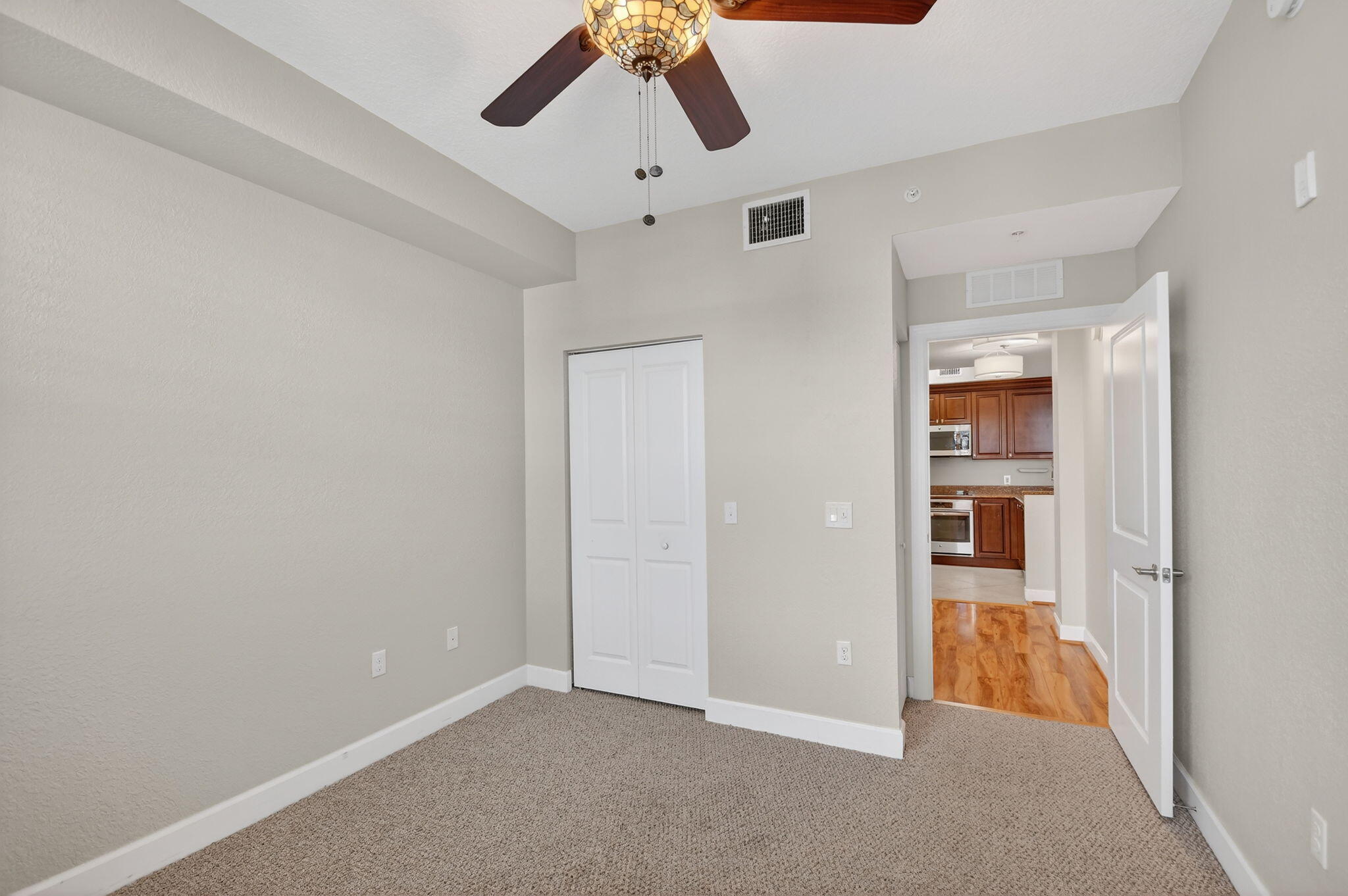 1660 Renaissance Commons Boulevard, Unit 2627 Boynton Beach, FL 33426 - Photo 15 of 32 a view of a livingroom with a ceiling fan