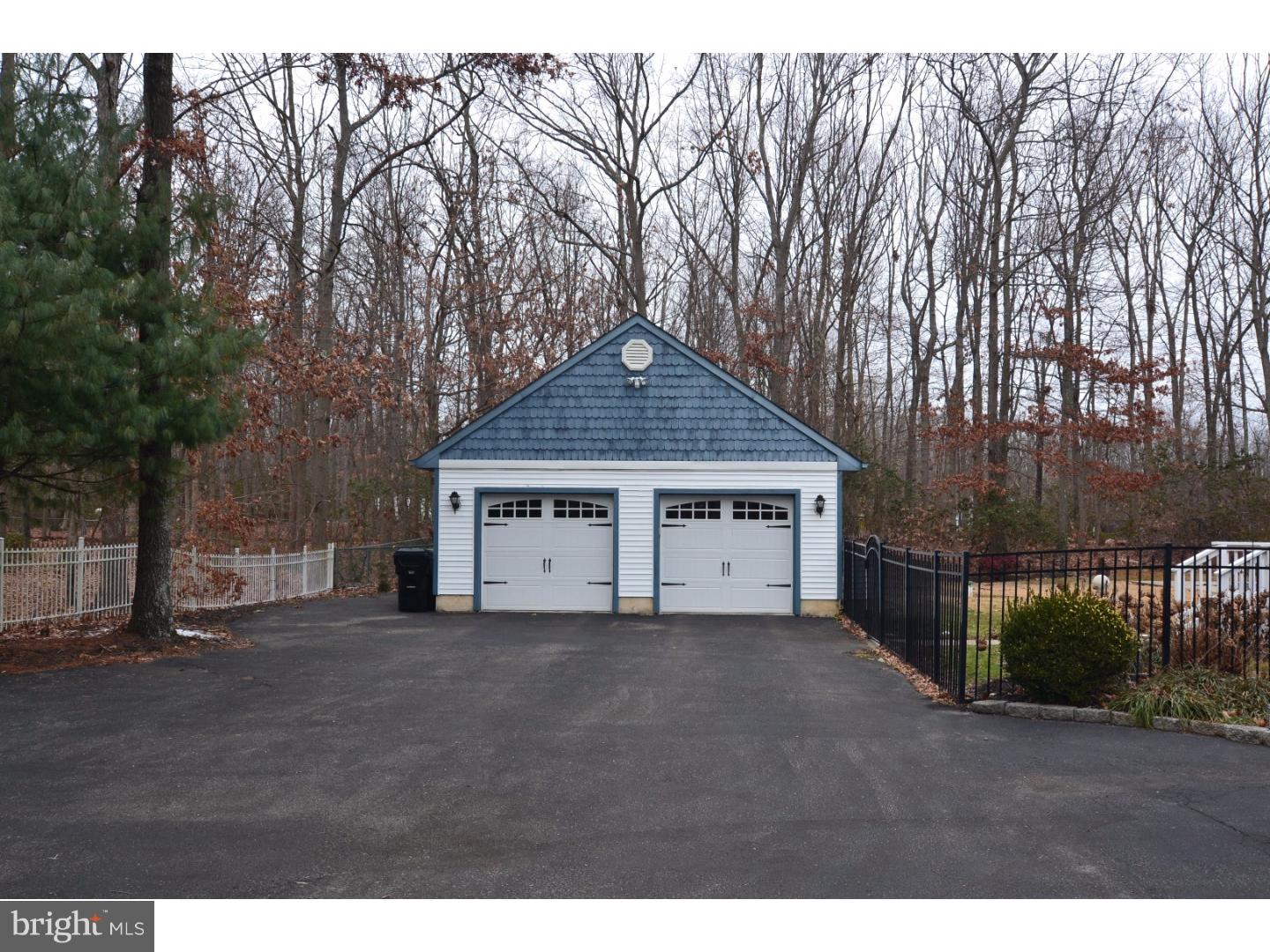 129 Oak Leaf Road Berlin, NJ 08009 - Photo 3 of 23