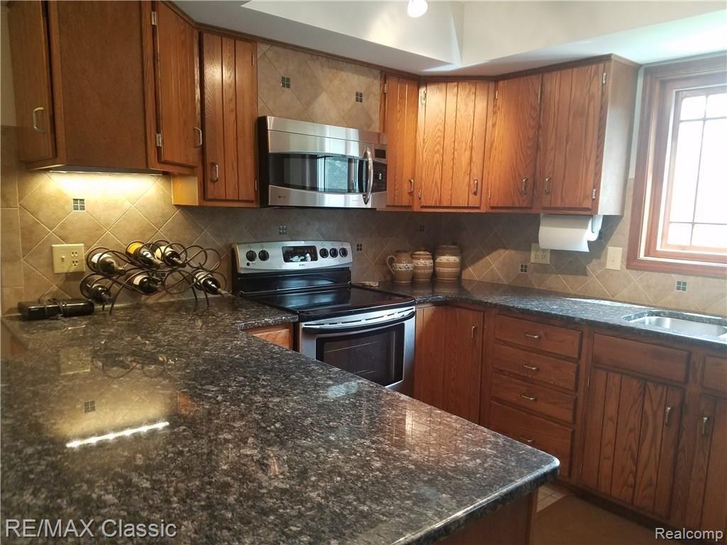 565 Grace Avenue Rochester Hills, MI 48307 - Photo 3 of 55