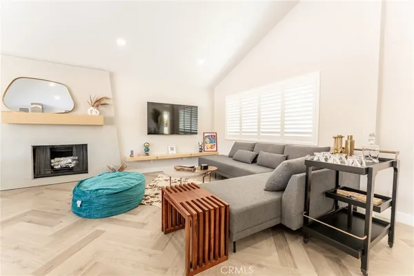 $1,225,000 | 575 North Burton Way, Palm Springs, CA 92262