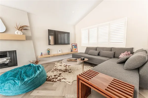 $1,225,000 | 575 North Burton Way, Palm Springs, CA 92262