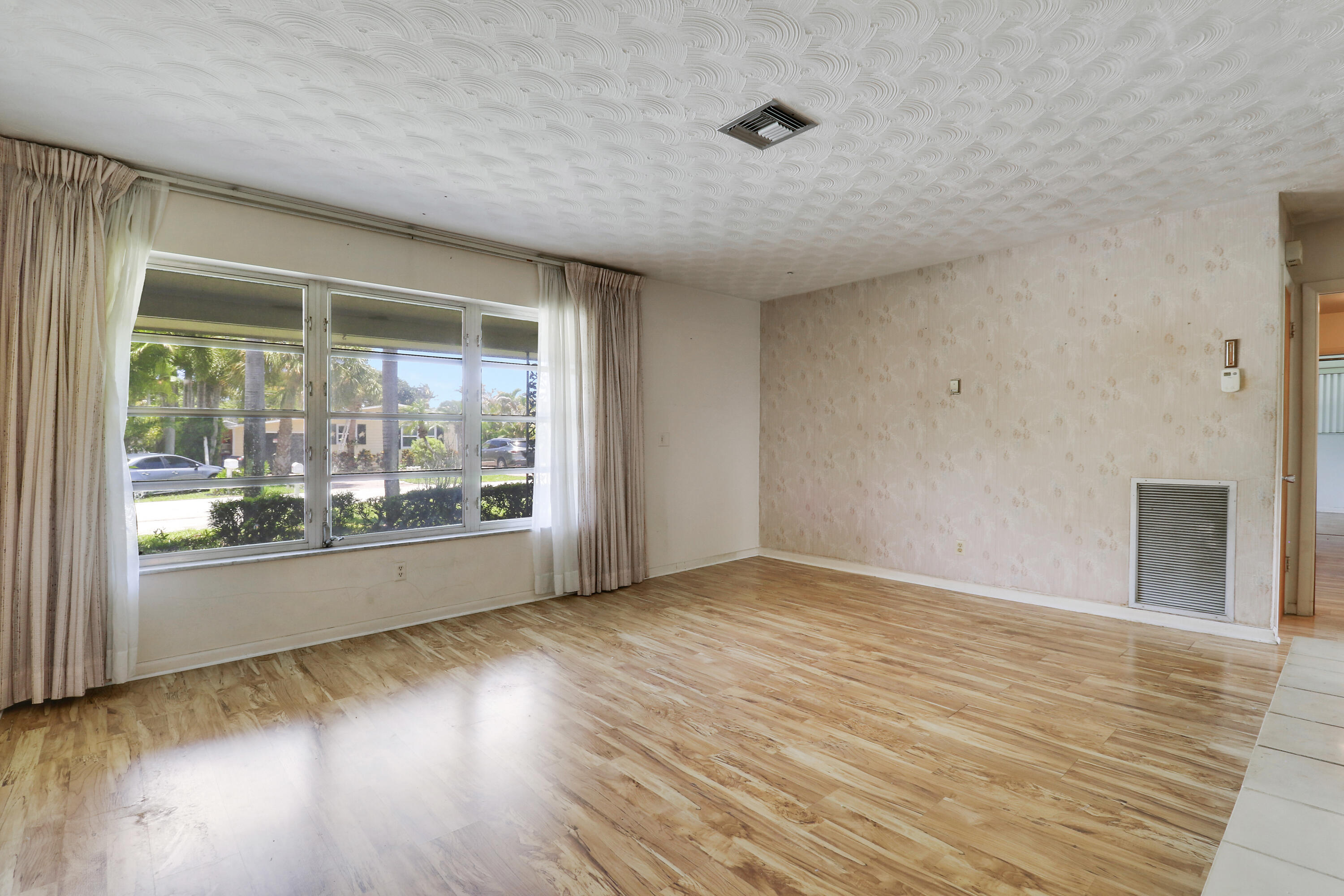 314 3rd Street Jupiter, FL 33458 - Photo 11 of 19 LIVING ROOM