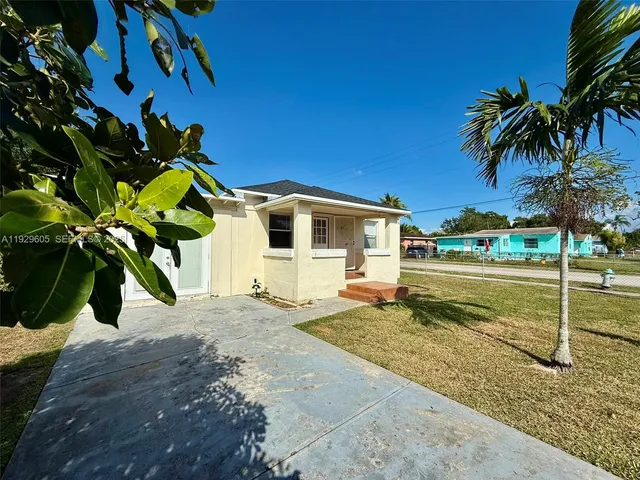 a view of a house with a yard