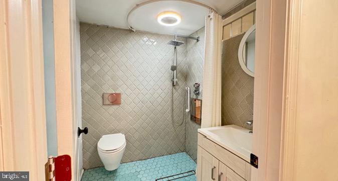 814 South Oak Street Arlington, VA 22204 - Photo 17 of 21 a bathroom with a granite countertop sink toilet and shower