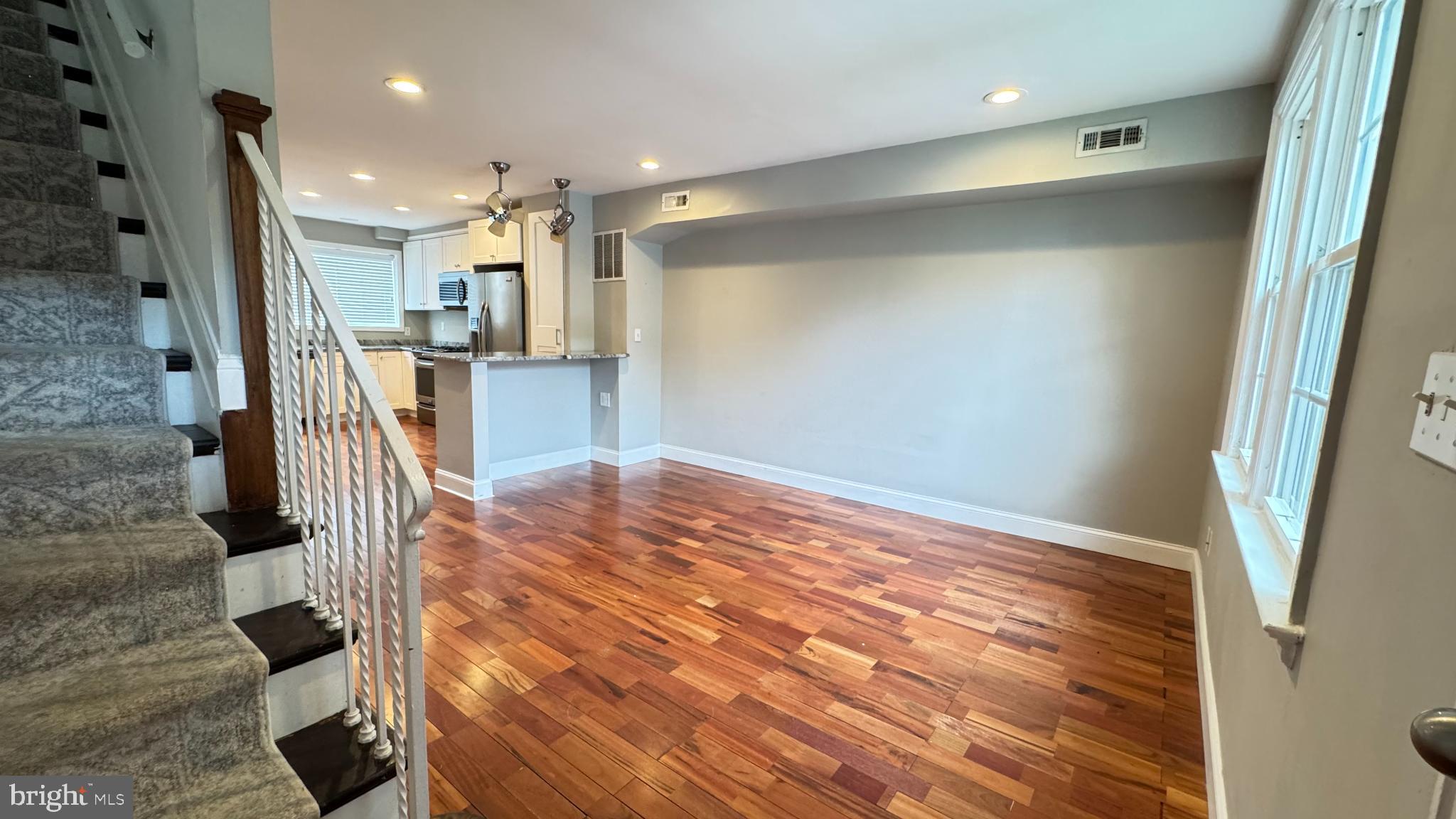 814 South Oak Street Arlington, VA 22204 - Photo 4 of 21 a view of entryway
