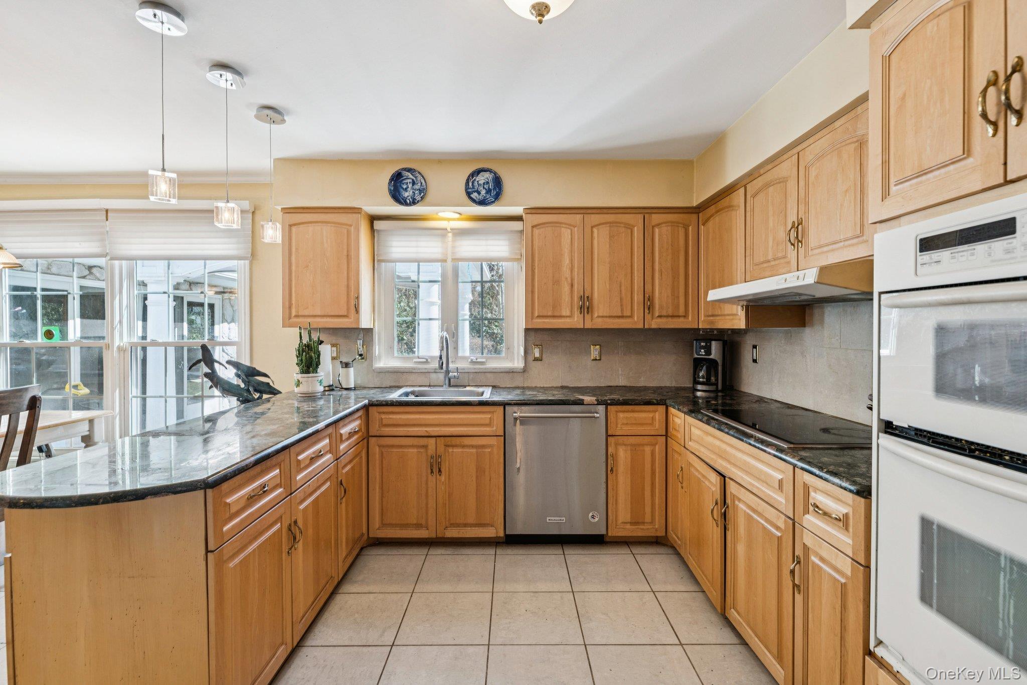 2 3 Pond Road Smithtown, NY 11787 - Photo 11 of 40 Kitchen with Oak Cabinets and Brazilian Granite