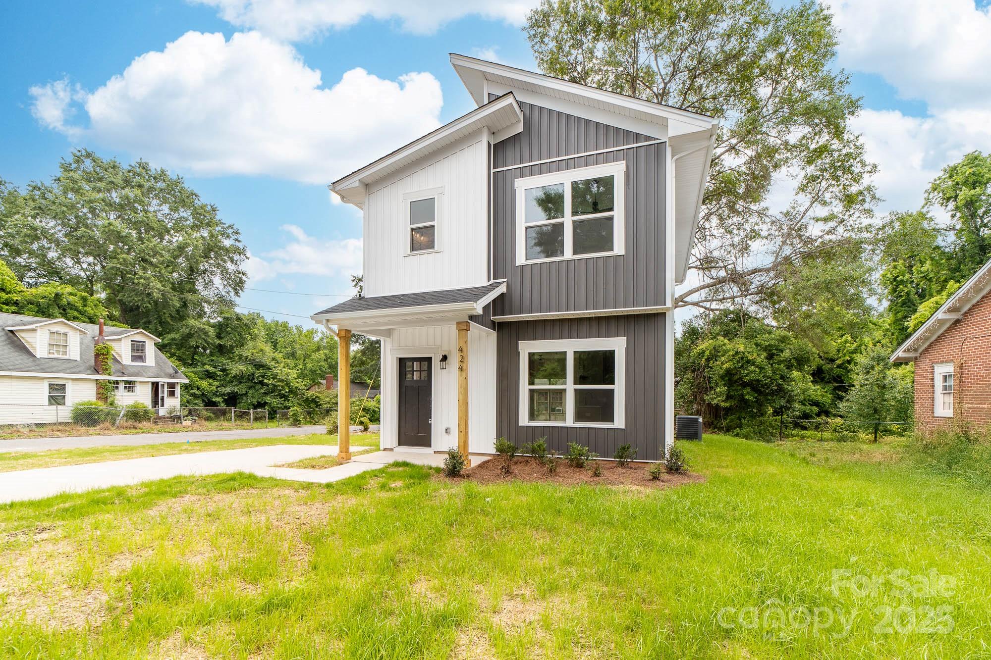 a view of a house with yard and porch
