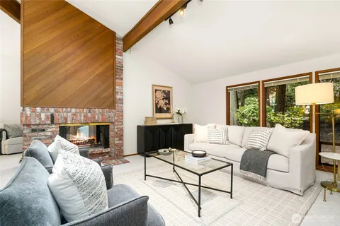 $1,420,000 | 2518 Sahalee Drive East, Sammamish, WA 98074