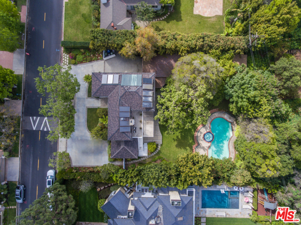 219 Homewood Road Los Angeles, CA 90049 - Photo 2 of 21 Gallery Image 2