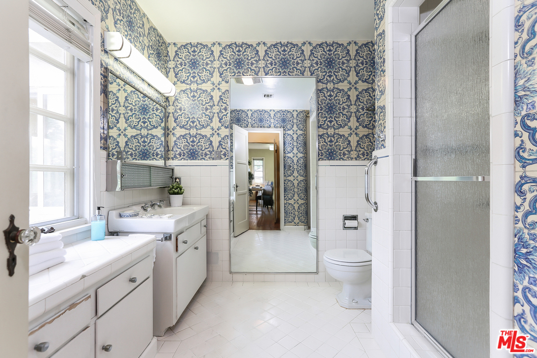 219 Homewood Road Los Angeles, CA 90049 - Photo 17 of 21 Gallery Image 17