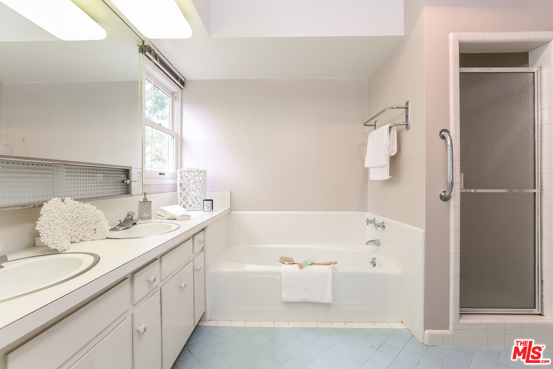 219 Homewood Road Los Angeles, CA 90049 - Photo 18 of 21 Gallery Image 18