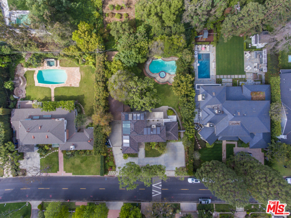 219 Homewood Road Los Angeles, CA 90049 - Photo 4 of 21 Gallery Image 4
